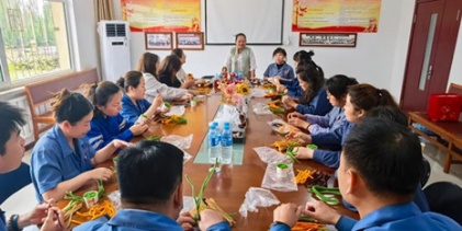 情暖助殘日  匠心繪芳華——眾一公司開(kāi)展殘疾職工工藝品制作活動(dòng)